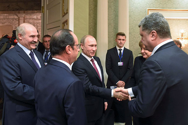 ...то с Владимиром Путиным Порошенко лишь обменялся рукопожатиями. Причем, судя по видеозаписи, опубликованной позже каналом «Россия-1», после рукопожатия Путин вытер руки