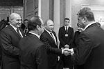 ...то с Владимиром Путиным Порошенко лишь обменялся рукопожатиями. Причем, судя по видеозаписи, опубликованной позже каналом «Россия-1», после рукопожатия Путин вытер руки&#160;(фото: пресс-служба президента РФ/ТАСС)