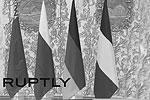 На переговорах куда-то пропал украинский флаг. На одной фотографии он был, на другой уже нет. Наверное, упал, предположили блогеры&#160;(фото: twitter.com/myrevolutionrus)