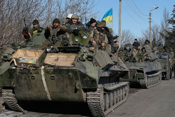Порошенко также заявил, что подразделения подконтрольных Киеву силовиков после отхода от Дебальцево «заняли оборону на новых рубежах»