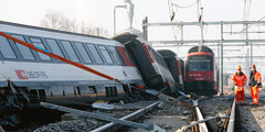 В Швейцарии недалеко от Цюриха, при выезде со станции Рафц, утром в пятницу столкнулись два пассажирских поезда. В результате аварии пострадали около 50 человек. Чтобы помочь раненым, швейцарские власти мобилизовали медицинские бригады всего региона. Движение поездов остановлено