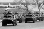 Помимо шествия солдат по улицам прежде русской Нарвы проехали бронетранспортеры НАТО&#160;(фото: Reuters)
