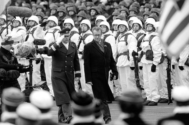 Президент Эстонии Томас Хендрик Ильвес прошел перед строем солдат во время парада