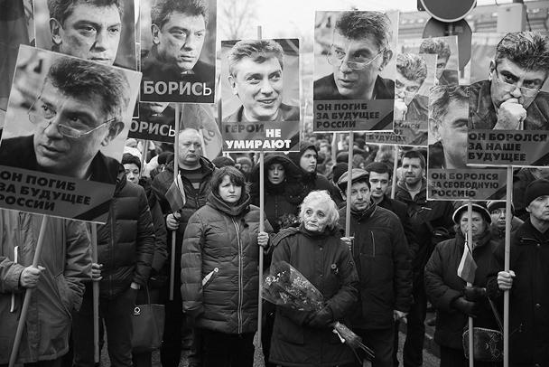 Манифестанты держали в руках российские флаги с траурными лентами, а также партийные флаги различных либеральных партий и движений. У многих в руках был плакат с надписью: «Герои не умирают, и эти пули – в каждого из нас»