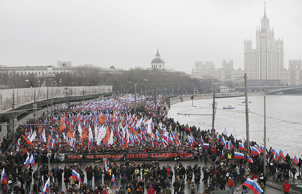 Шествие проходит по набережной Москвы-реки, в том числе и мимо того места, где убили Немцова