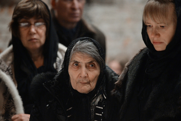 Мать Бориса Немцова Дина Эйдман (в центре) во время церемонии прощания со своим сыном
