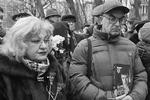 Люди несут цветы в знак памяти&#160;(фото: Владимир Астапкович/РИА "Новости")