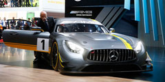 «Женевский автосалон – 2015» будет открыт для большинства зрителей с 5 по 15 марта. Но журналистам показали его новинки уже сейчас. Так, например, генеральный директор концерна Daimler Дитер Цетше продемонстрировал прессе новый гоночный автомобиль Mercedes-AMG GT3