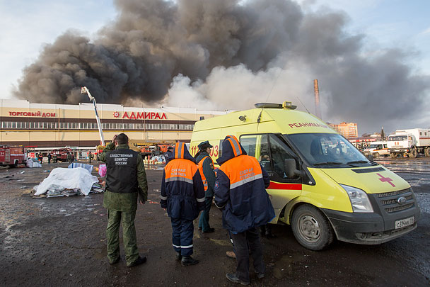 Спасателям удалось эвакуировать около 250 работников комплекса и 400 посетителей. На месте пожара работают 70 единиц специальной техники, 19 бригад скорой помощи, три вертолета, а также ведомственный пожарный поезд