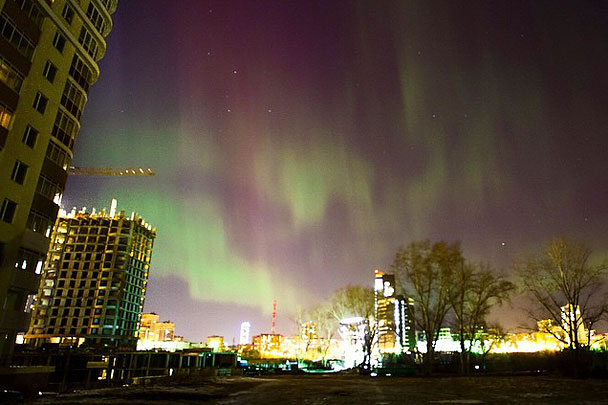 Небо Екатеринбурга также было «подсвечено» очень красиво. Причем, по прогнозам синоптиков, в ближайшие дни жители европейской части России могут вновь увидеть северное сияние