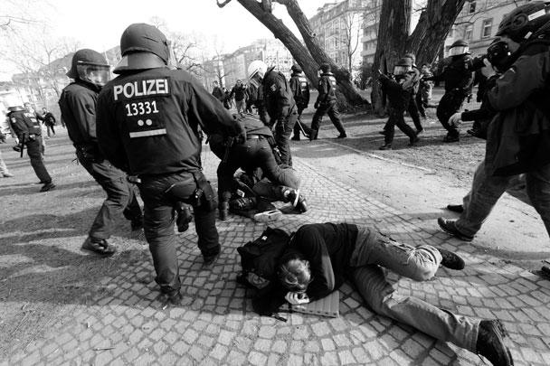 В результате действий полиции получили ранения многие демонстранты