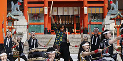Первая леди США Мишель Обама прибыла в Японию с пятидневным визитом, в рамках которого она посетила школу в Киото на западе страны. Там Обама приняла участие в шоу, организованном школьницами, и даже сама поиграла на барабанах