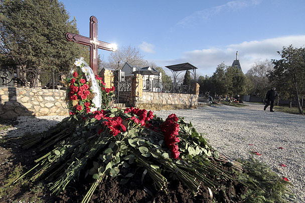 Тело Виктора Януковича-младшего доставили в храм на Братском мемориальном кладбище в ночь с 22 на 23 марта, при этом погребальные богослужения шли до утра
