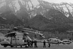 Появились первые фотографии работы спасателей на месте катастрофы А320 во Франции. Вертолеты далеко не с первой попытки смогли приземлиться на месте крушения, и это не единственная сложность, которая ожидает экстренные службы&#160;(фото: Reuters)
