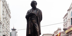На центральной площади китайского города Хэйхэ поставили памятник русскому поэту Александру Пушкину рядом с одноименным магазином. Создатели, однако, допустили ошибки в надписи на монументе на русском языке, но пообещали все исправить