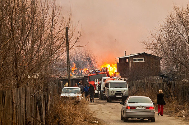 Огонь угрожал 60 тыс. домов, в которых проживают более 350 тыс. человек, сообщили в МЧС