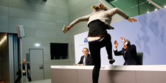 Пресс-конференция председателя Европейского центрального банка (ЕЦБ) Марио Драги неожиданно прервалась из-за нападения активистки. Девушка выкрикнула: 	
«Против диктатуры ЕЦБ!» и запрыгнула на стол