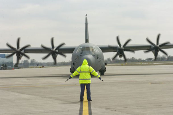 Военно-транспортный самолет США приземляется в аэропорту Львова