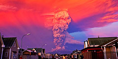 В чилийском Национальном заповеднике Льянкиуэ началось извержение вулкана Кальбуко. В связи с этим местные власти объявили наивысший, «красный», уровень опасности, в радиусе 20 километров от вулкана проводится эвакуация населения
