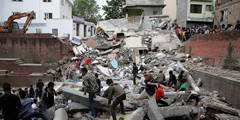 В Непале в результате землетрясения магнитудой 7,9 погибли не менее 700 человек. В столице Непала Катманду под обломками зданий могут находиться сотни человек. Потеряна связь с 19 россиянами-альпинистами