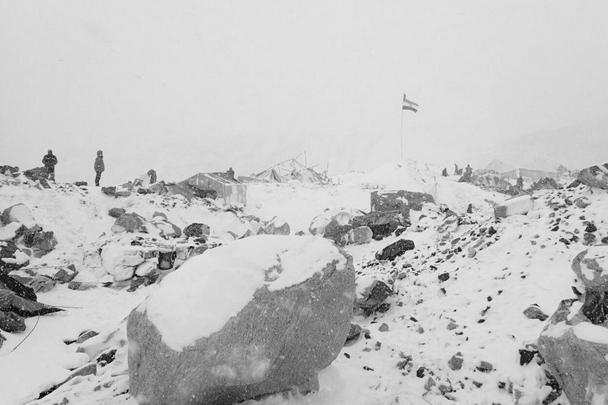 Мощное землетрясение магнитудой 7,9, произошедшее в субботу утром, 25 апреля, в столице Непала Катманду вызвало лавину на горе Эверест, самой высокой точке мира, на которую ежедневно взбираются альпинисты. «Лавина огромна, на горе масса людей», – написал румынский альпинист Алексей Гавань на своей страничке в микроблоге Twitter