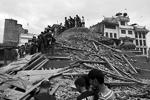 В Непале в результате землетрясения магнитудой 7,9 погибли не менее 700 человек. В столице Непала Катманду под обломками зданий могут находиться сотни человек. Потеряна связь с 19 россиянами-альпинистами&#160;(фото: Narendra Shrestha/EPA/ТАСС)