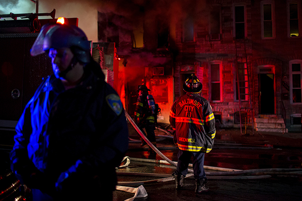 По данным СМИ, в восточной части Балтимора протестующие подожгли недостроенный дом престарелых, который должен был открыться в ноябре после восьмилетней реставрации