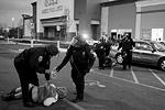 Судя по кадрам американских СМИ, правоохранительные органы уже начали задерживать протестующих&#160;(фото: Jim Bourg/Reuters)