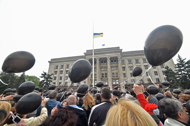 Участники митинга выпустили в небо черные шары и голубей