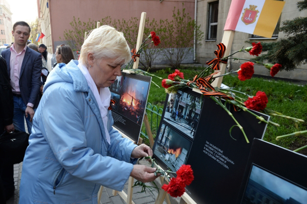 У здания посольства были возложены цветы и зажжены поминальные свечи