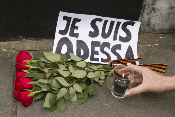 Цветы и свечи у посольства Украины в Лондоне в память по погибшим в Доме профсоюзов в Одессе 2 мая 2014 года