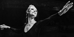 2 мая на 90-м году жизни в Германии скончалась знаменитая русская балерина Майя Плисецкая. Ее уход оплакивают деятели культуры и ценители искусства по всему миру, говоря об уходе целой эпохи. Плисецкую называют «великим лебедем классического балета»