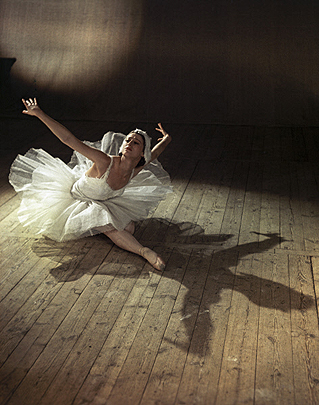 1961 год. Артистка балета, хореограф, народная артистка СССР Майя Плисецкая исполняет сделавшую ее всемирно известной балетную миниатюру «Умирающий лебедь»