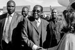 Президент Республики Зимбабве и председатель Африканского союза Роберт Мугабе (в центре)&#160;(фото: Константин Чалабов/РИА "Новости")