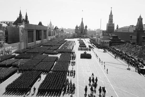 Парад, состоявшийся в субботу на Красной площади, стал одним из самых масштабных и продолжительных за всю историю таких мероприятий. Он начался в 10 утра и завершился в 11.20