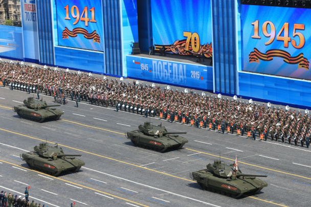Подлинной «звездой парада» Agence France-Presse называет новейший российский танк «Армата». Французское агентство отмечает, что специалисты считают его «самым мощным штурмовым танком в мире». «Этот первый танк, разработанный Россией после распада СССР», – подчеркивает агентство