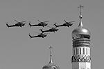 Одну из вертолетных групп замкнула шестерка Ми-28Н – «Ночных охотников», которые образуют единственную в России вертолетную пилотажную группу «Беркуты»&#160;(фото: )