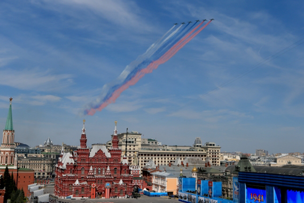 Самыми последними стали шесть штурмовиков Су-25, которые «расцветили» небо цветами российского флага. И уже после пролета авиации в финале парада на площади зазвучала песня «Мы – армия народа»