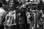 Участники шествия держали в руках портреты своих родственников, погибших во Второй мировой войне&#160;(фото: ABIR SULTAN/EPA/ТАСС)