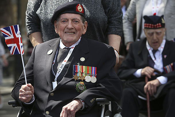 Один из ветеранов войны держит британский флаг на параде в честь 70-летия Победы, который состоялся накануне в Лондоне