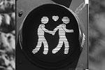 Между однополыми парами зеленых человечков мигают романтические сердца&#160;(фото: Heinz-Peter Bader/Reuters)
