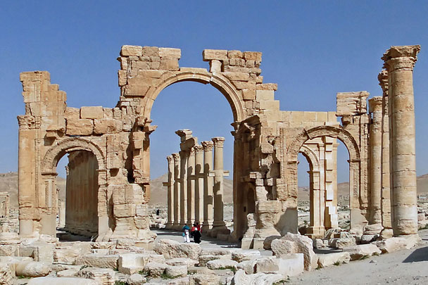 Монументальная арка в Пальмире позволяет судить о величии этого города в античные времена