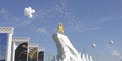 В Ашхабаде в честь Дня города открыли первую статую действующего президента Туркмении Гурбангулы Бердымухамедова. Президент изображен в традиционной туркменской одежде, верхом на ахалтекинском коне. Рядом с ним – летящий голубь, символизирующий стремление к миру. Высота конструкции – 36 метров, 21 из которых – это сама статуя. Она выполнена из бронзы, а покрыта сусальным золотом в 24 карата 