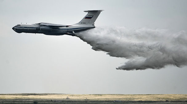 Тяжелый военно-транспортный самолет Ил-76 демонстрирует приемы ликвидации пожара