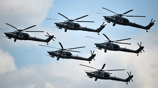 Выступление пилотажной группы «Беркуты» на вертолетах Ми-28