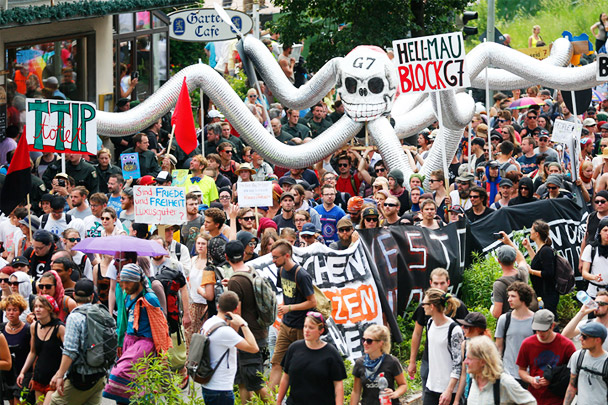 Несколько тысяч демонстрантов вышли на улицы курортного городка Гармиш-Партенкирхен, недалеко от которого проходит саммит «семерки». Лозунги активистов – «Остановить TTIP – спасти климат – бороться с бедностью»