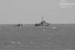 В воскресенье днем при выходе из бухты возле Мариуполя пограничный катер береговой охраны UMC-1000 Украины натолкнулся на взрывное устройство и затонул. На его борту находились семь военнослужащих. Шестеро доставлены в госпиталь, капитан катера пропал без вести&#160;(фото: <a href="http://www.0629.com.ua/">0629.com.ua</a>)
