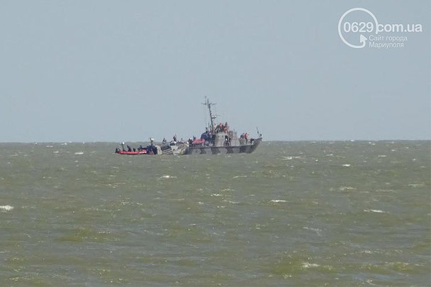 В воскресенье днем при выходе из бухты возле Мариуполя пограничный катер береговой охраны UMC-1000 Украины натолкнулся на взрывное устройство и затонул. На его борту находились семь военнослужащих. Шестеро доставлены в госпиталь, капитан катера пропал без вести