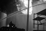 Пожар на нефтебазе «БРСМ-нефть» в селе Крячки Киевской области вспыхнул вечером в понедельник. К утру вторника пожарным не удалось справиться с огнем, в результате загорелись все 17 резервуаров с топливом. По некоторым данным, погибли четверо, но не исключается, что число жертв может возрасти&#160;(фото: mns.gov.ua)