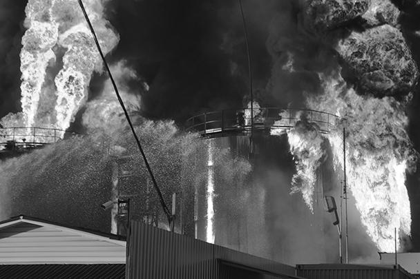 Вероятной причиной пожара могла стать техническая ошибка при работе с нефтепродуктами